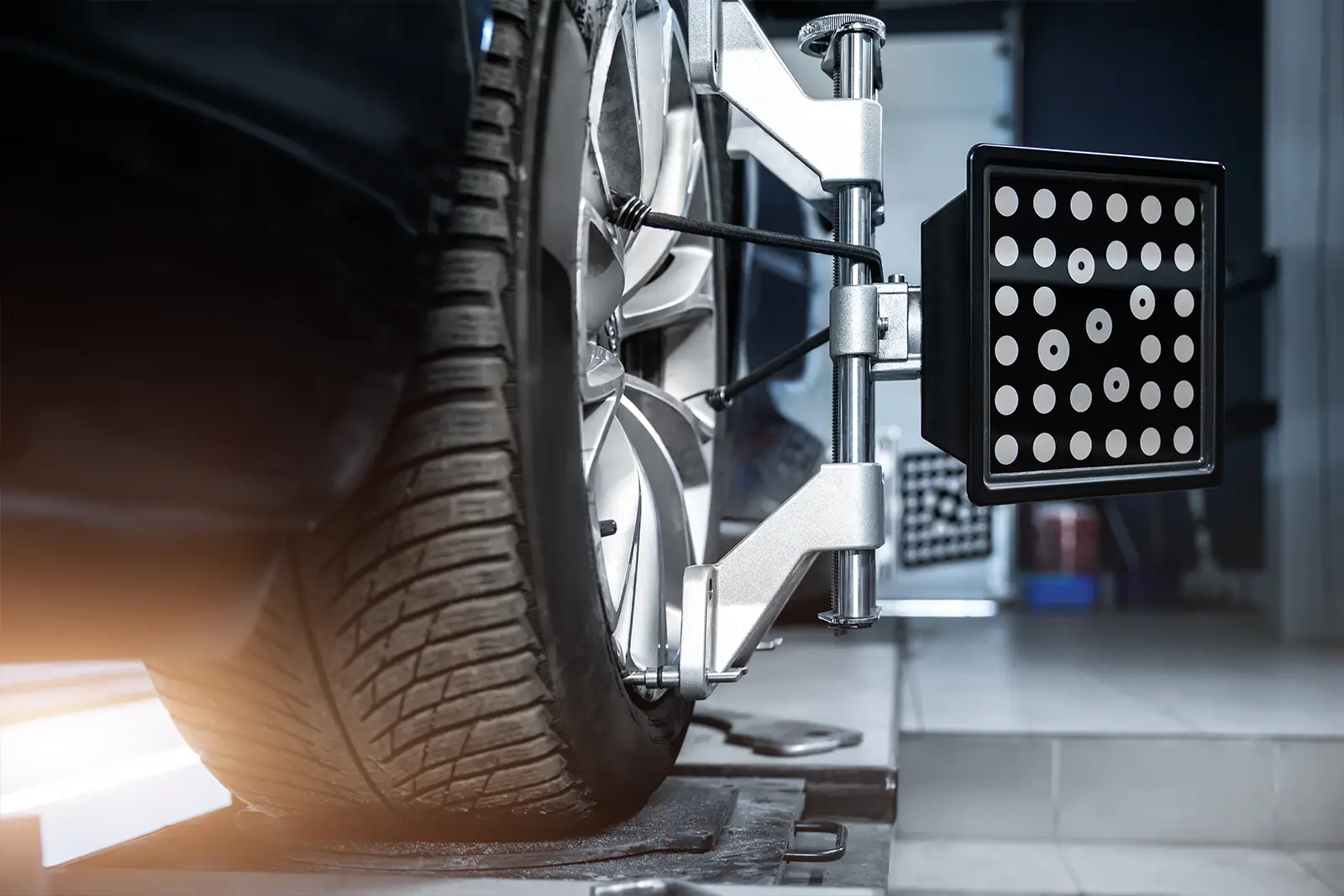 Achsvermessung am Fahrzeug mit moderner Messtechnik