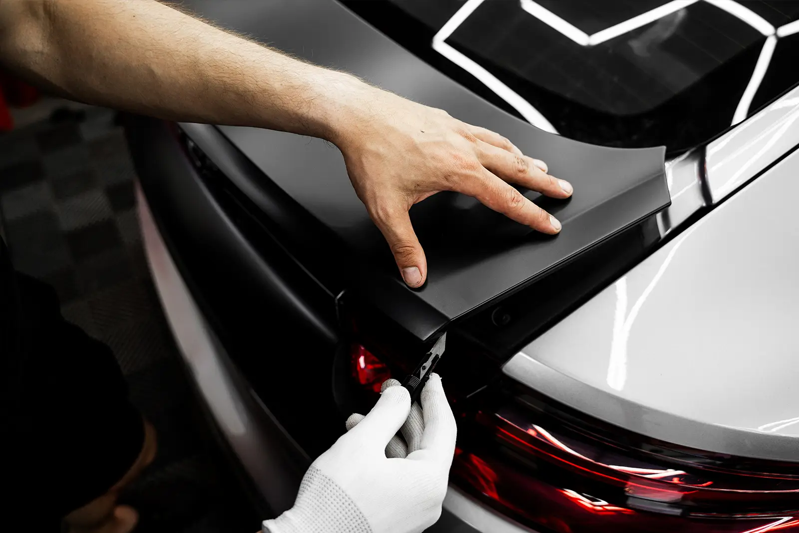 Super Lack Präzise Autofolierung an Kanten und Bauteilen