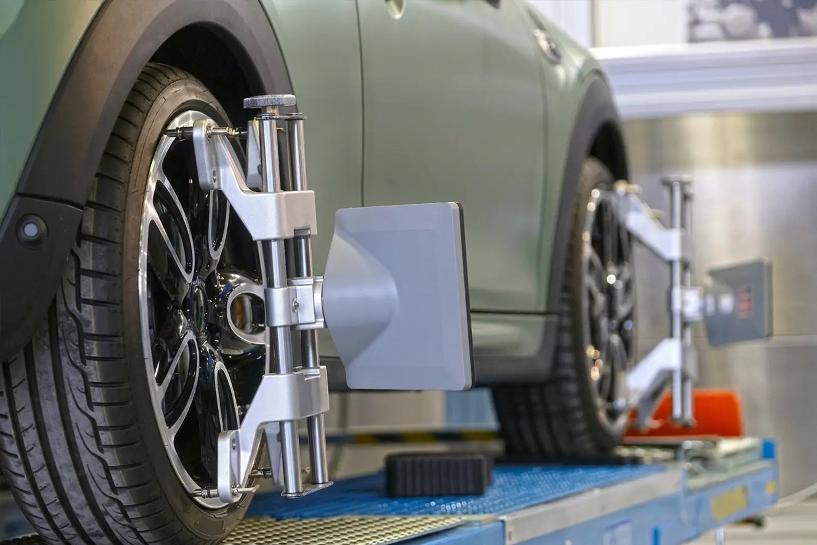 Spureinstellung am Fahrzeug mit moderner Achsmesstechnik