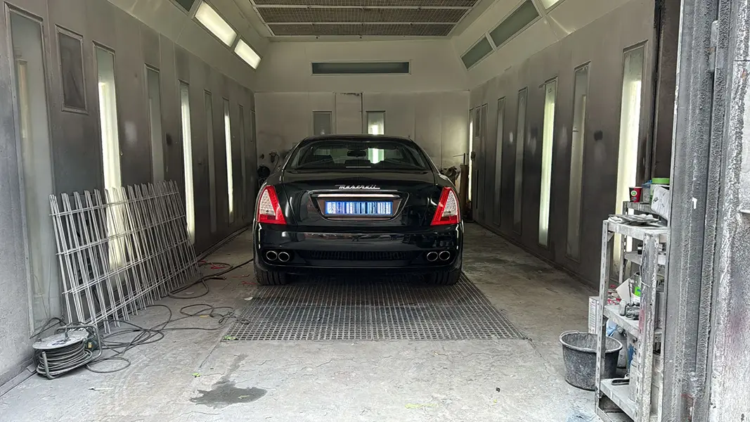 Fahrzeug in Lackierkabine bei Super Lack